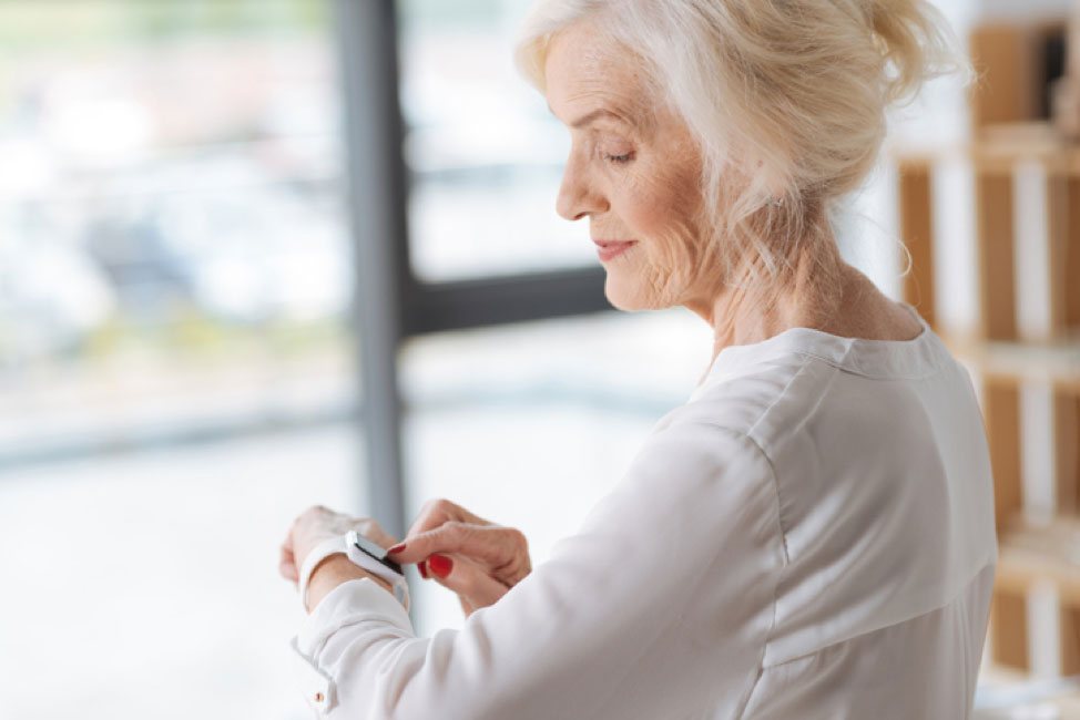 oxygen level tracking smartwatch for older adults